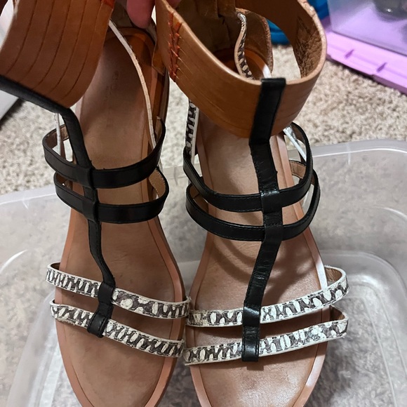 Coach sandals! Size 7 (37) - Picture 4 of 5
